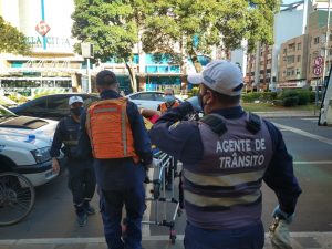 Ciclista colide contra ônibus no Centro de Passo Fundo