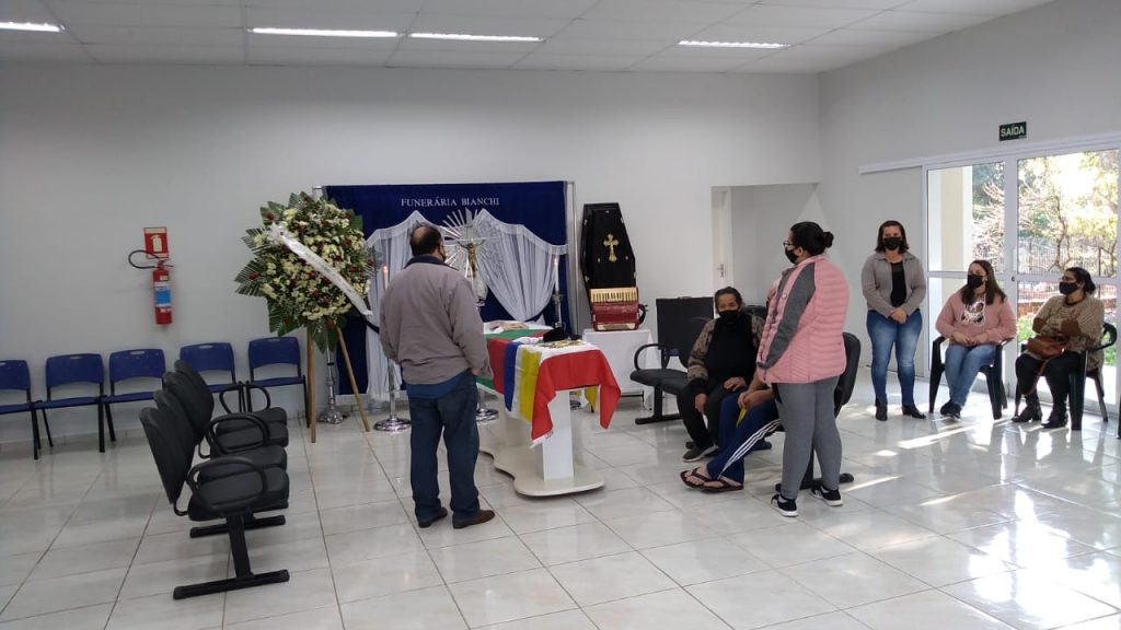Familiares, amigos e fãs se despedem de Berenice Azambuja em Vila Lângaro
