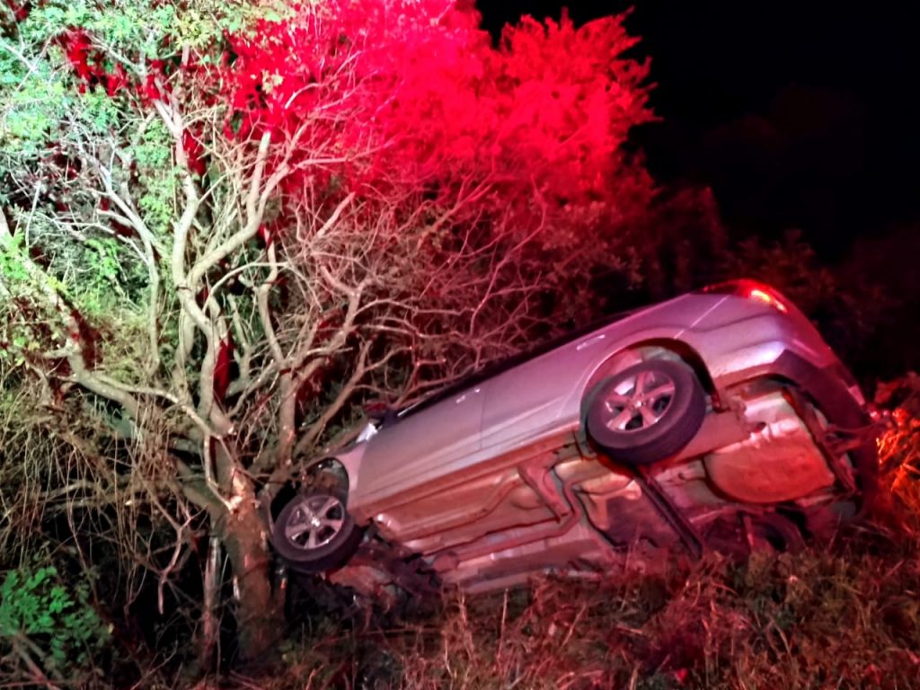 Veículo sai da pista e colide em árvore na BR-285 entre Passo Fundo e Carazinho