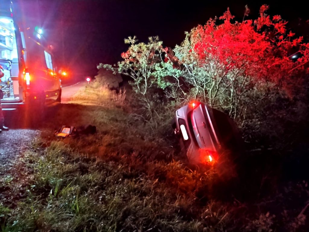 Veículo sai da pista e colide em árvore na BR-285 entre Passo Fundo e Carazinho