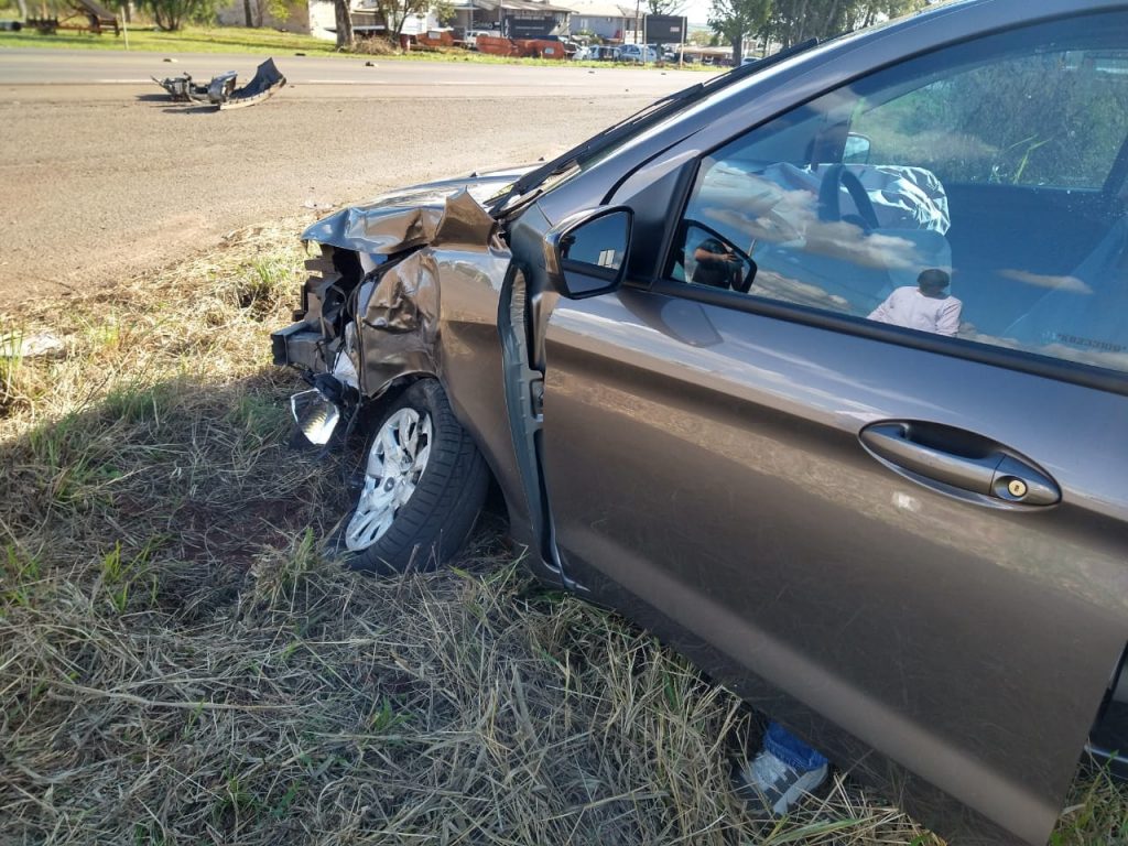 Colisão entre carro e caminhão é registrada no trevo do bairro Integração em Passo Fundo