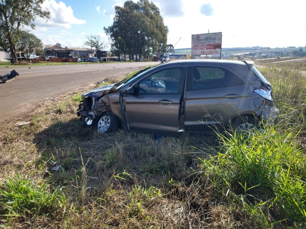 Colisão entre carro e caminhão é registrada no trevo do bairro Integração em Passo Fundo
