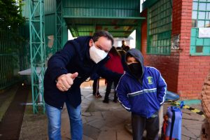 Prefeito anuncia investimentos para acesso à internet por professores e alunos da rede municipal