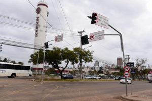 Ontem pela manhã a Uirapuru noticiou que a circulação de caminhões no centro de Passo Fundo foi restringida./ A medida tem objetivo de evitar a passagem de veículos que transportam cargas acima de sete toneladas e que acabam prejudicando as estruturas das vias, principalmente a Avenida Brasil, recém-reformada./ Em entrevista à Uirapuru, o secretário de Segurança, João Darci Gonçalves, esclareceu que o decreto já existia e que foi atualizado, mas a proibição de trasporte de 7 a 15 toneladas com horários estabelecidos a noite já existia./ Gonçalves explica que já estão sendo colocadas diversas placas colocando o limite de caminhões./ Este peso de 15 toneladas é contestado por muitas pessoas pois dizem que limita o trabalho de quem faz entregas para grandes empresas./ Gonçalves esclarece que novo decreto há flexibilização de casos excepcionais, por exemplo, veículos que transportam gás, veículos de mudanças e de quem trabalha com a construção civil./ Então a secretaria vai autorizar esses casos especiais./ O canal será sempre a Secretaria de Segurança através de um e-mail informado que a necessidade de descarregar uma carga de materiais que ultrapassa o peso estabelecido no decreto./ Gonçalves destaca que isso ajudará na manutenção da Avenida Brasil pois se continuasse como estava a obra não duraria dois anos