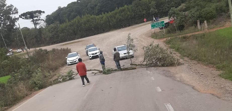 Indígenas bloqueiam BR-285 próximo ao trevo de Água Santa