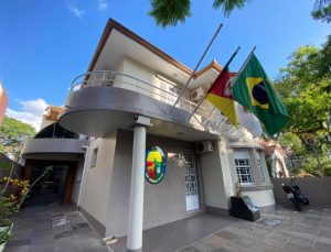Neste sábado (26/6), o Movimento Tradicionalista Gaúcho (MTG) vai escolher os novos membros do seu Conselho Diretor. Entre eles, estará o novo presidente, que vai liderar a instituição até o final de 2021. A eleição será realizada das 9h às 16h, de forma presencial e descentralizada. Pela primeira vez serão disponibilizadas urnas em cada uma das 30 regiões tradicionalistas. Este ano, conforme o presidente da Comissão Eleitoral Central do MTG, Alessandro Gradaschi, devem participar do pleito cerca de 1600 delegados eleitores. Concorrem ao pleito a “Chapa 1 - Juntos Somos Mais MTG”, liderada por Fabiano Vencato, da 12ª Região Tradicionalista; a “Chapa 2 - Pelos Laços da Tradição”, cujo candidato à presidente é Manoelito Savaris, da 25ª RT; e a “Chapa 3 - Um Novo Sentido para o Tradicionalismo”, com Silvania Affonso, da 21ª RT. Ao término do horário de votação, às 16h, cada região fará a contagem dos votos e enviará os resultados, por e-mail, à Comissão Eleitoral Central, que estará em Porto Alegre, na sede do MTG, para realizar a apuração final dos votos. Se não ocorrer problemas, a previsão é que o resultado seja divulgado no sábado, entre 18h e 19h, no site e nas redes sociais do MTG.