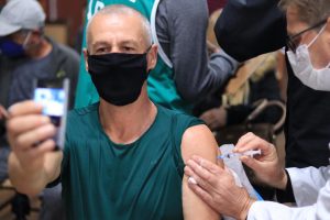 Vacinação contra a covid-19 é retomada nesta segunda-feira para pessoas com 36 anos ou mais