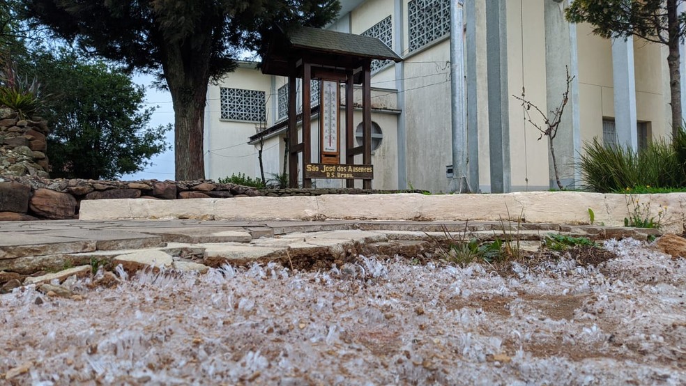 Neve é registrada na Serra e temperatura negativa em 10 cidades do RS