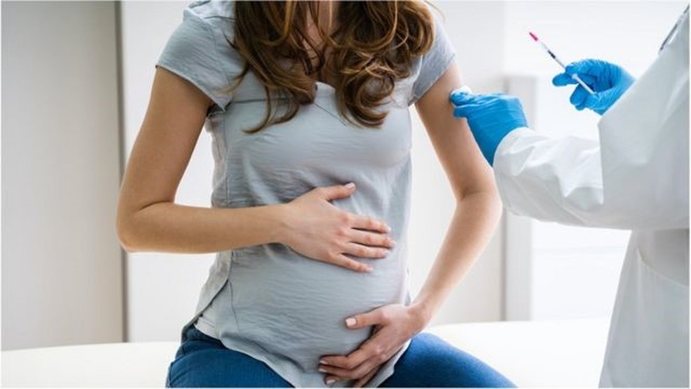 Gestantes e puérperas que fizeram a primeira dose da AstraZeneca deverão receber a segunda dose da Pfizer