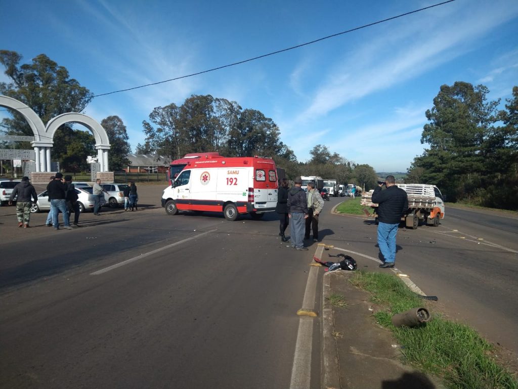 Colisão entre caminhonete e motocicleta deixa um ferido na saída de Passo Fundo para Ernestina