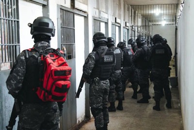 Operação Império da Lei III transfere sete líderes de organizações criminosas para penitenciárias federais