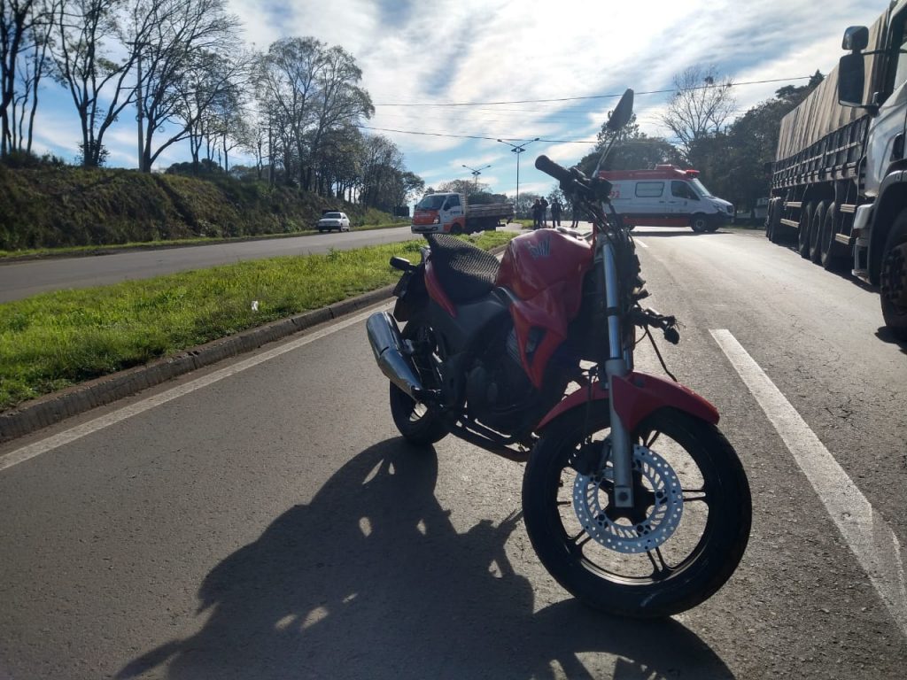 Colisão entre caminhonete e motocicleta deixa um ferido na saída de Passo Fundo para Ernestina