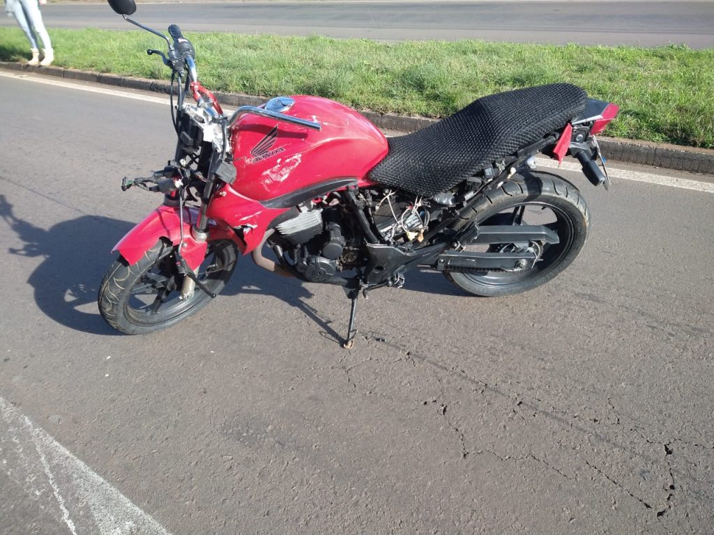 Colisão entre caminhonete e motocicleta deixa um ferido na saída de Passo Fundo para Ernestina
