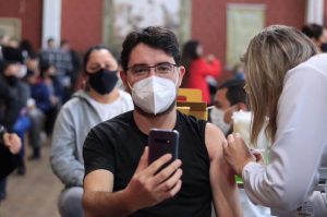 Pessoas com 35 anos completos ou mais poderão se vacinar nesta terça-feira