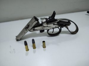 Indivíduo efetua disparo para o alto na frente da viatura da Força Tática e acaba preso no bairro Integração