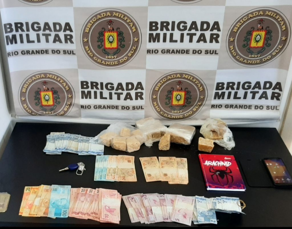 BM prende taxista e caroneiro com grande quantidade de crack em Passo Fundo