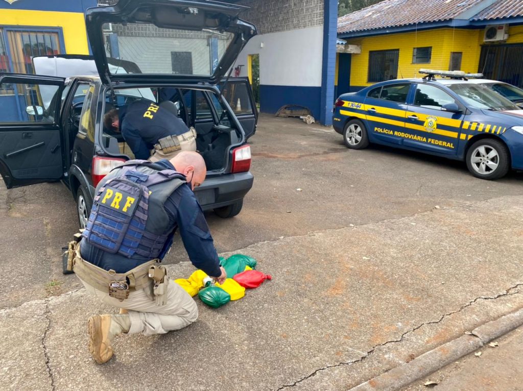 PRF prende traficante com 9 quilos de cocaína e crack escondidos no tanque de combustível do carro