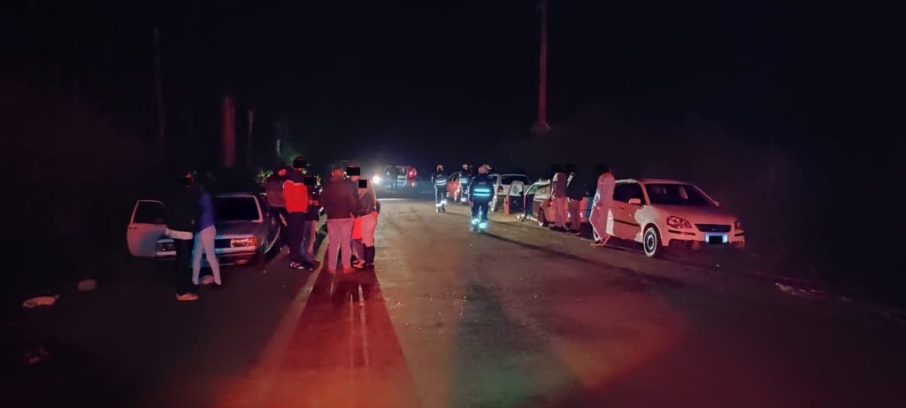 Força tarefa flagra aglomeração e bebedeira em frente ao Parque da Efrica