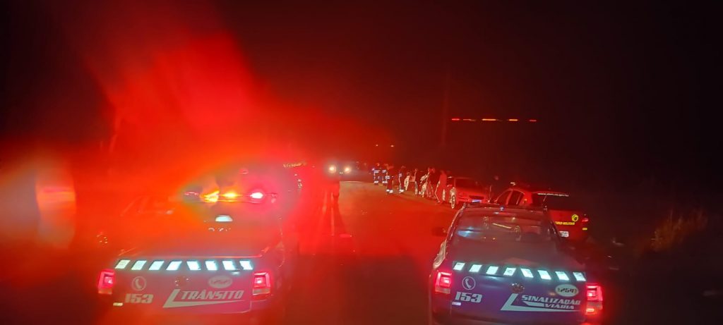 Força tarefa flagra aglomeração e bebedeira em frente ao Parque da Efrica