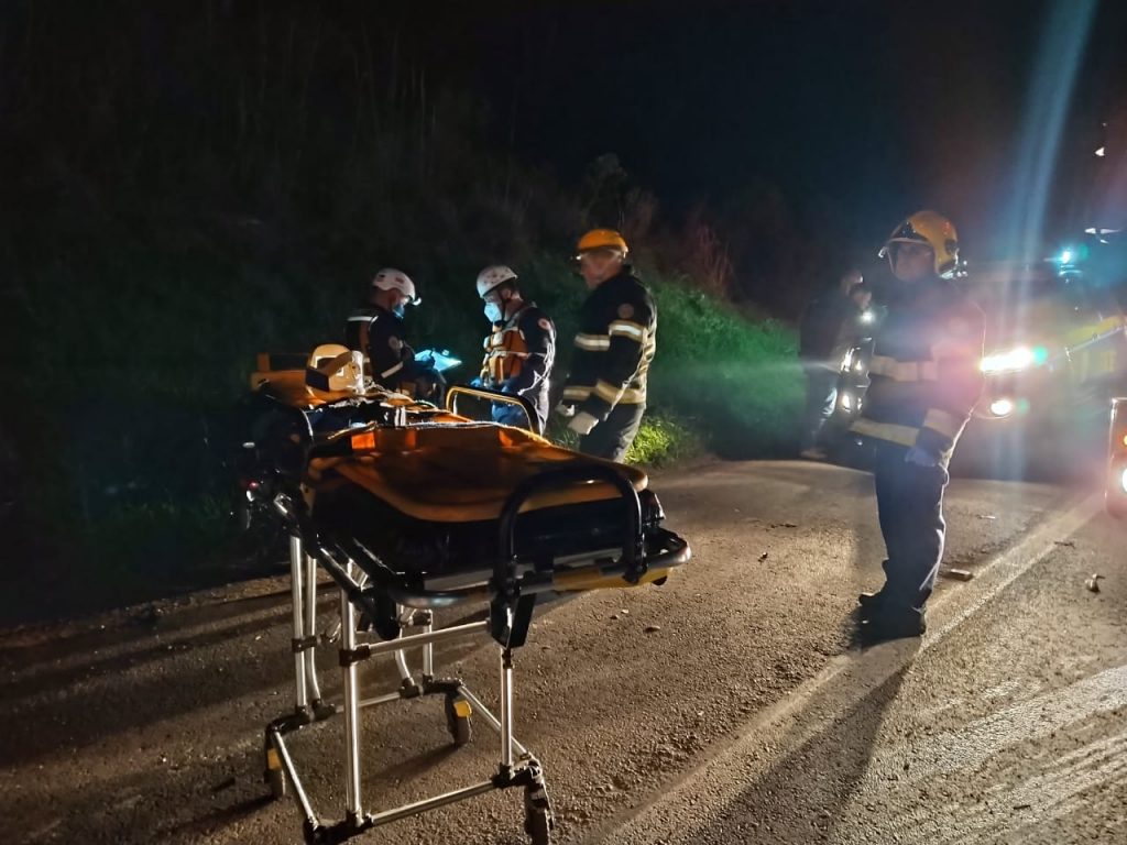 Uma pessoa fica ferida após colisão de carro e carreta na BR-285 em Passo Fundo