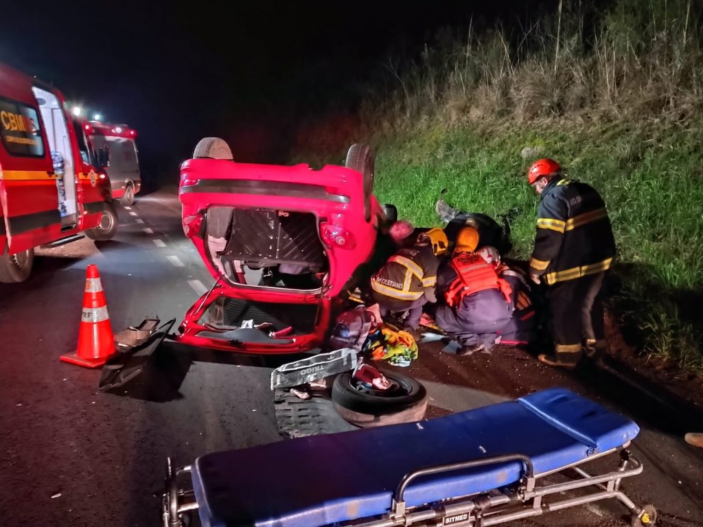 Uma pessoa fica ferida após colisão de carro e carreta na BR-285 em Passo Fundo
