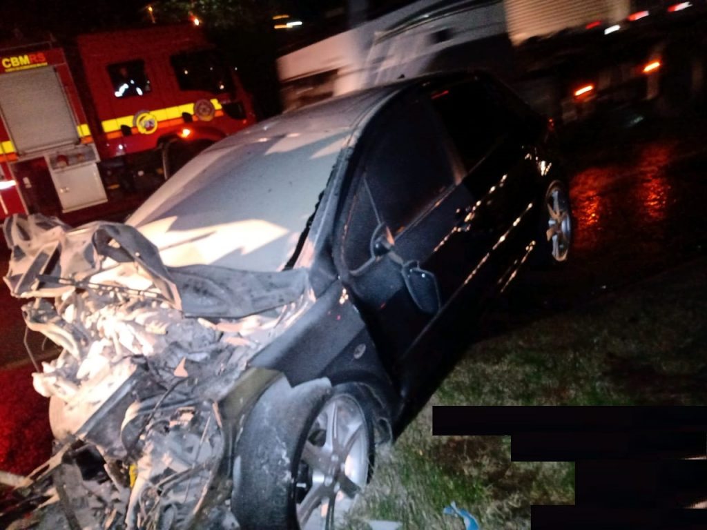 Mulher morre e dois ficam feridos após grave acidente em Passo Fundo