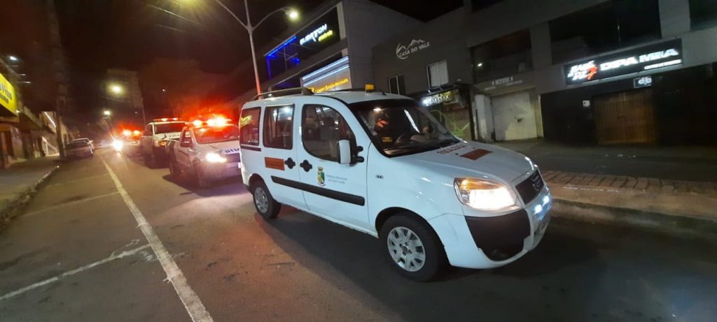 Força tarefa flagra aglomeração e bebedeira em frente ao Parque da Efrica