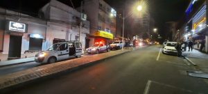 Força tarefa flagra aglomeração e bebedeira em frente ao Parque da Efrica