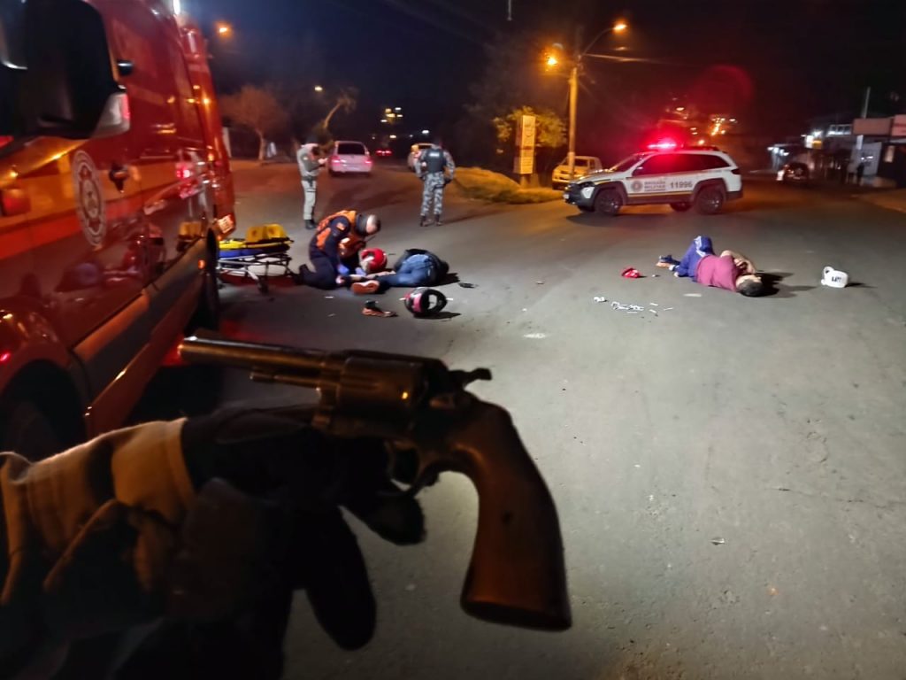Bandidos ficam gravemente feridos ao tentar fugir da Brigada Militar no bairro Vera Cruz
