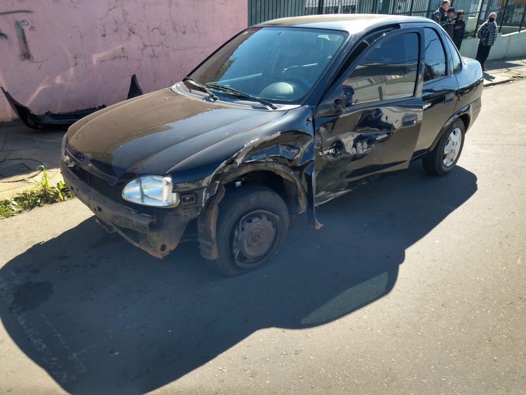 Colisão entre dois carros mobiliza equipes de resgate e BM na Vila Cruzeiro