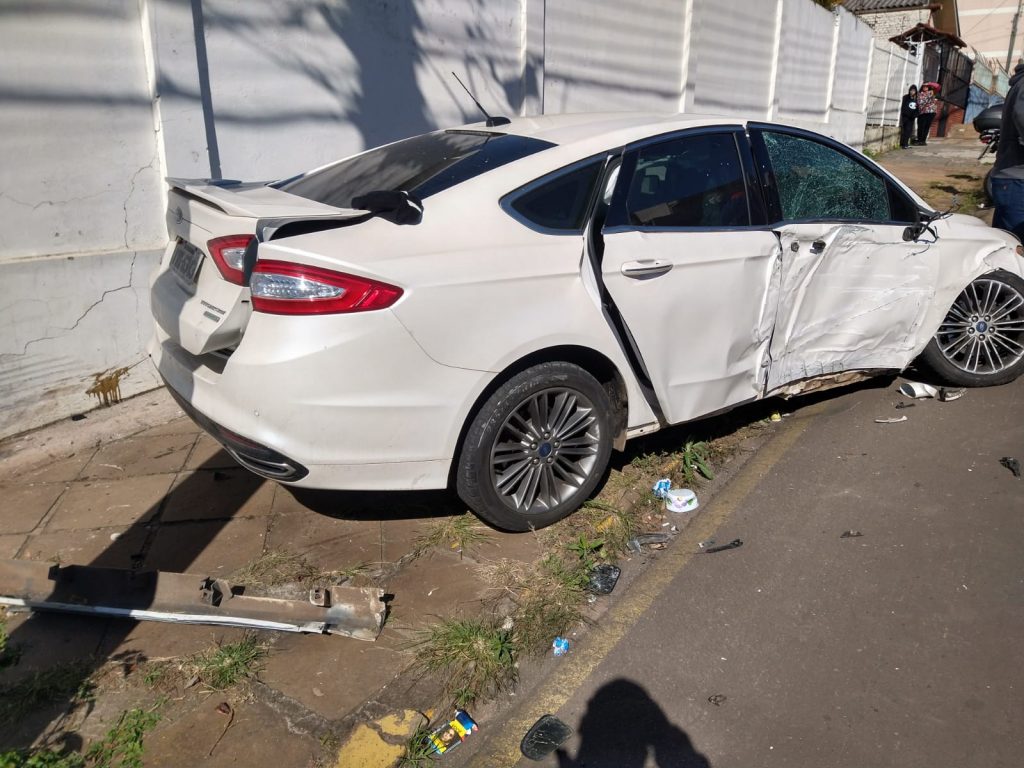 Colisão entre dois carros mobiliza equipes de resgate e BM na Vila Cruzeiro