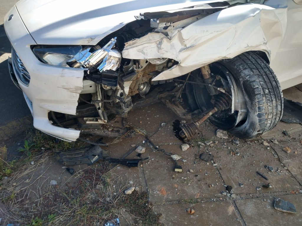 Colisão entre dois carros mobiliza equipes de resgate e BM na Vila Cruzeiro