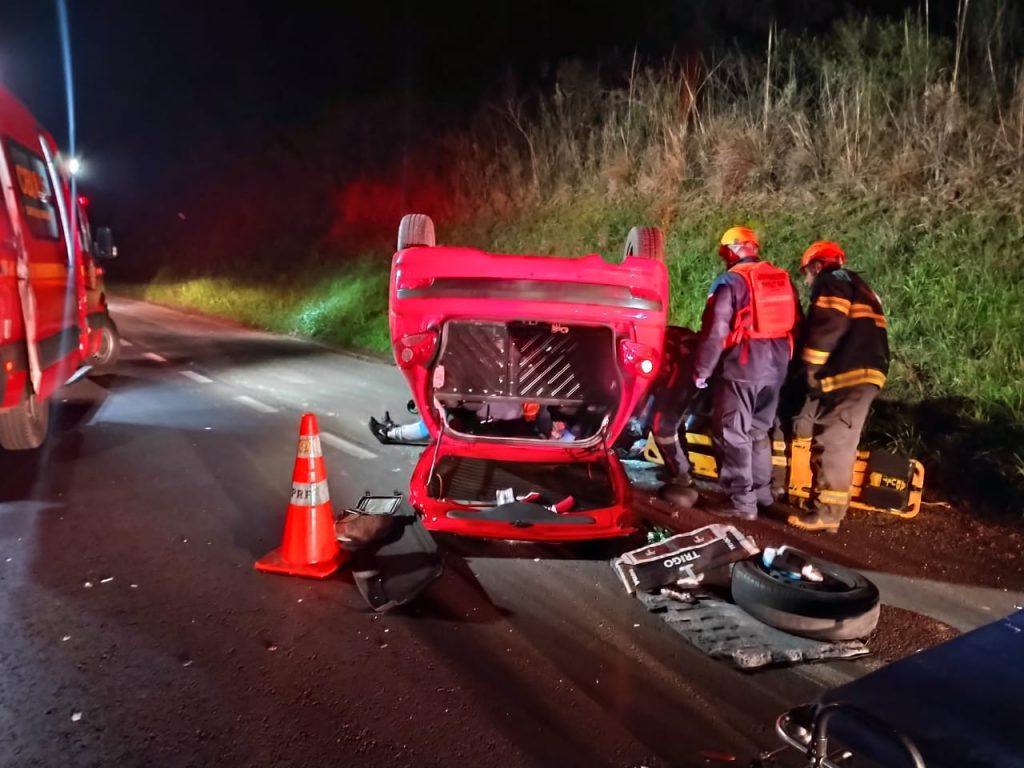 Uma pessoa fica ferida após colisão de carro e carreta na BR-285 em Passo Fundo