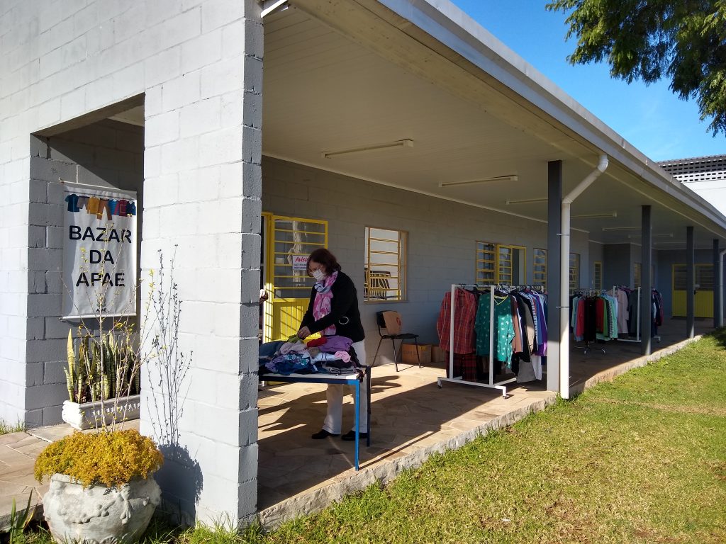 APAE realiza nesta terça-feira mais uma edição do tradicional bazar