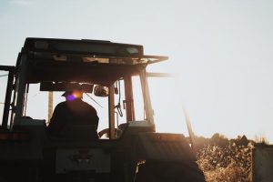 Dia do Agricultor: momento positivo do agro está ajudando a manter os mais jovens no interior