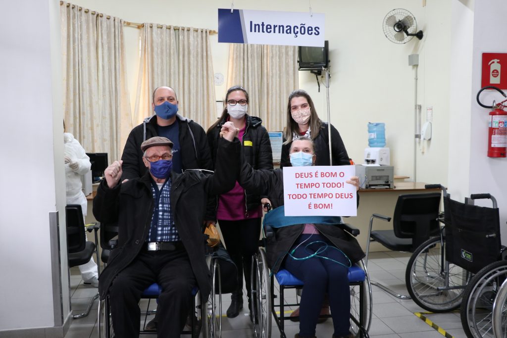 Pai e filha retornam juntos para casa após vencer a Covid-19