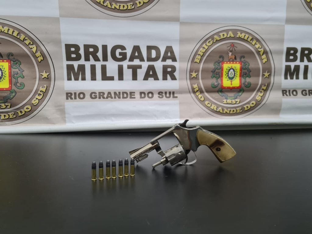 BM prende casal com revólver em barreira policial em Passo Fundo