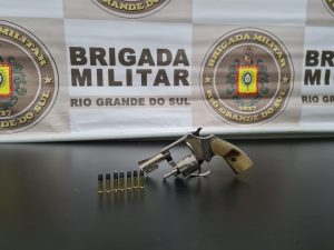 BM prende casal com revólver em barreira policial em Passo Fundo