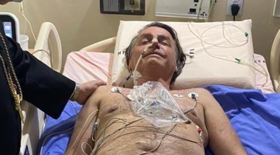 Bolsonaro tem obstrução intestinal e será transferido para possível cirurgia de emergência em SP