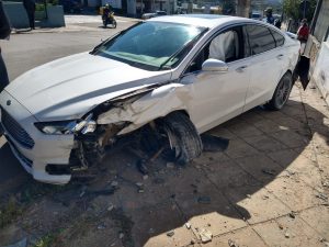 Colisão entre dois carros mobiliza equipes de resgate e BM na Vila Cruzeiro