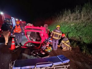 Uma pessoa fica ferida após colisão de carro e carreta na BR-285 em Passo Fundo