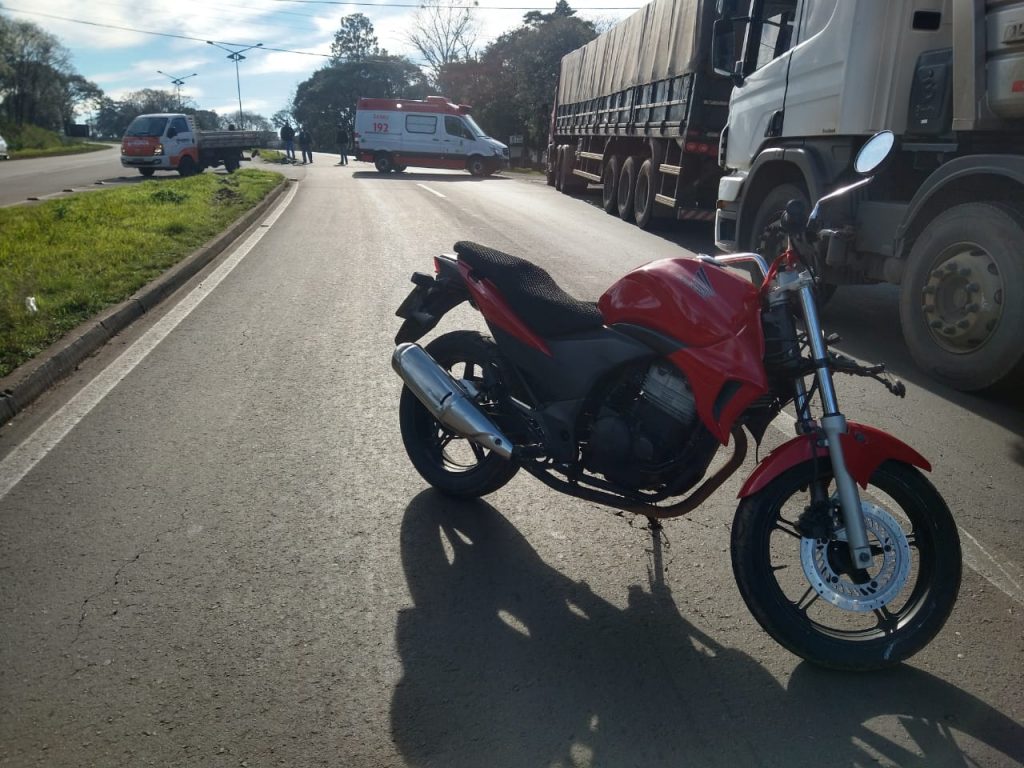 Colisão entre caminhonete e motocicleta deixa um ferido na saída de Passo Fundo para Ernestina