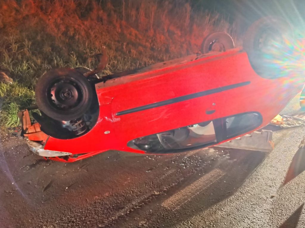 Uma pessoa fica ferida após colisão de carro e carreta na BR-285 em Passo Fundo
