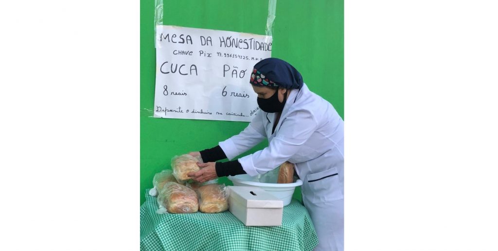 Moradora de SC deixa pães e cucas na rua para vender e sai para trabalhar