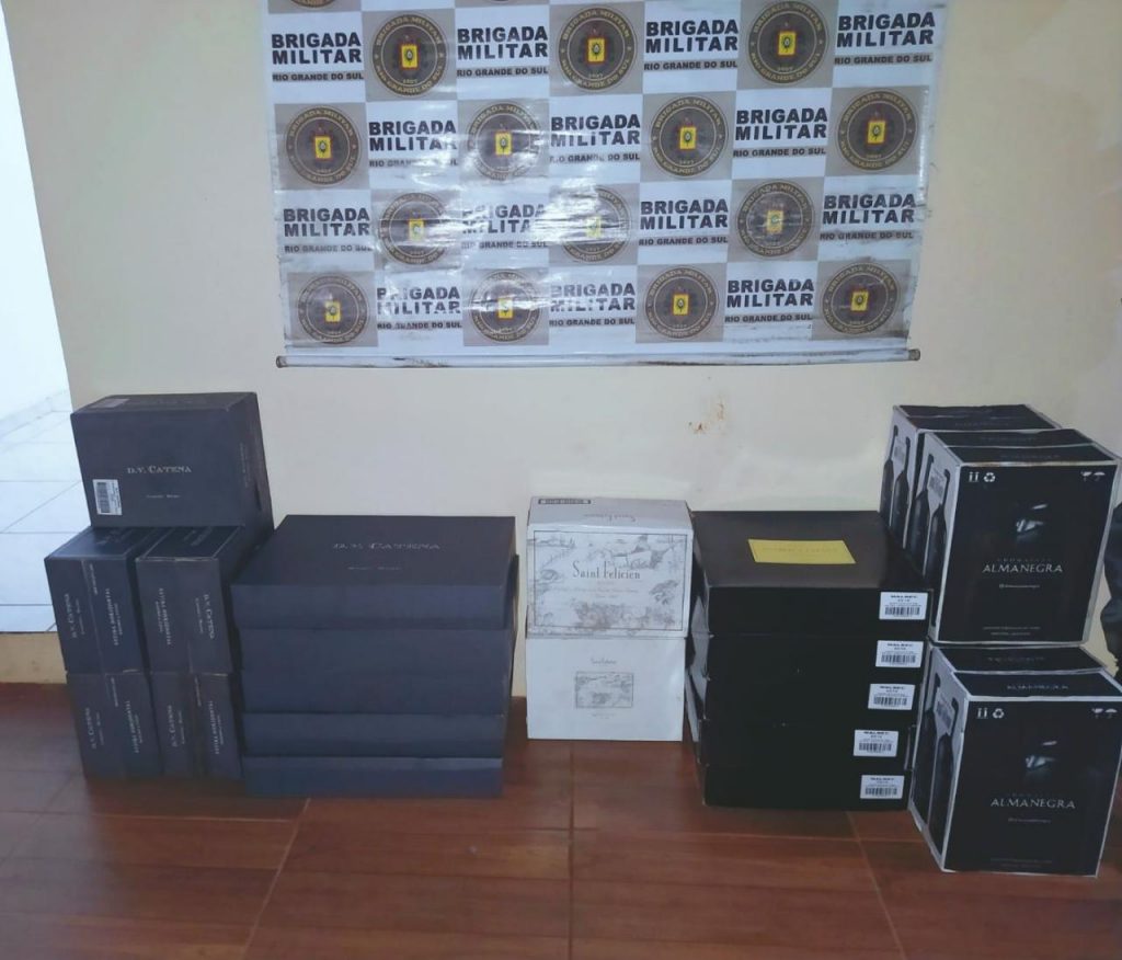 1º BRBM apreende mais de 2.500 garrafas de bebidas e outras mercadorias ilegais na Região