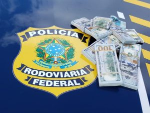 PRF apreende 68 mil dólares escondidos em painel de carro em Pelotas