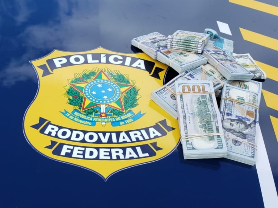PRF apreende 68 mil dólares escondidos em painel de carro em Pelotas