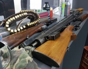 PRF prende pai e filho com cinco armas em fundo falso de caminhão com placas de Passo Fundo