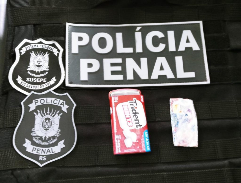 Mãe ao tentar entrar no Presídio Regional de Passo Fundo com drogas para o filho