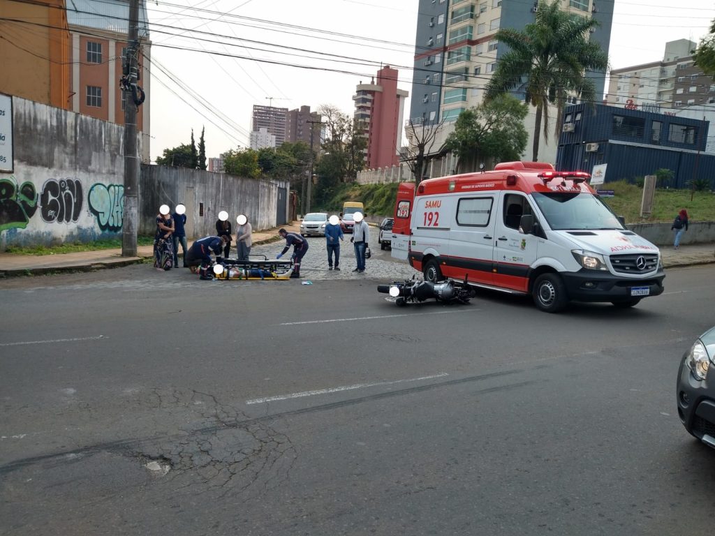 Colisão entre carro e moto deixa um jovem ferido na Sete de Setembro com Presidente Vargas no Centro